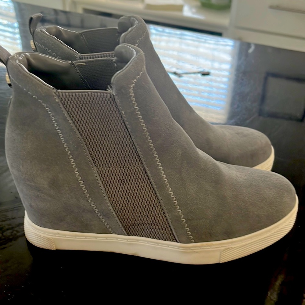 Grey Steve Madden platform tennis shoes.